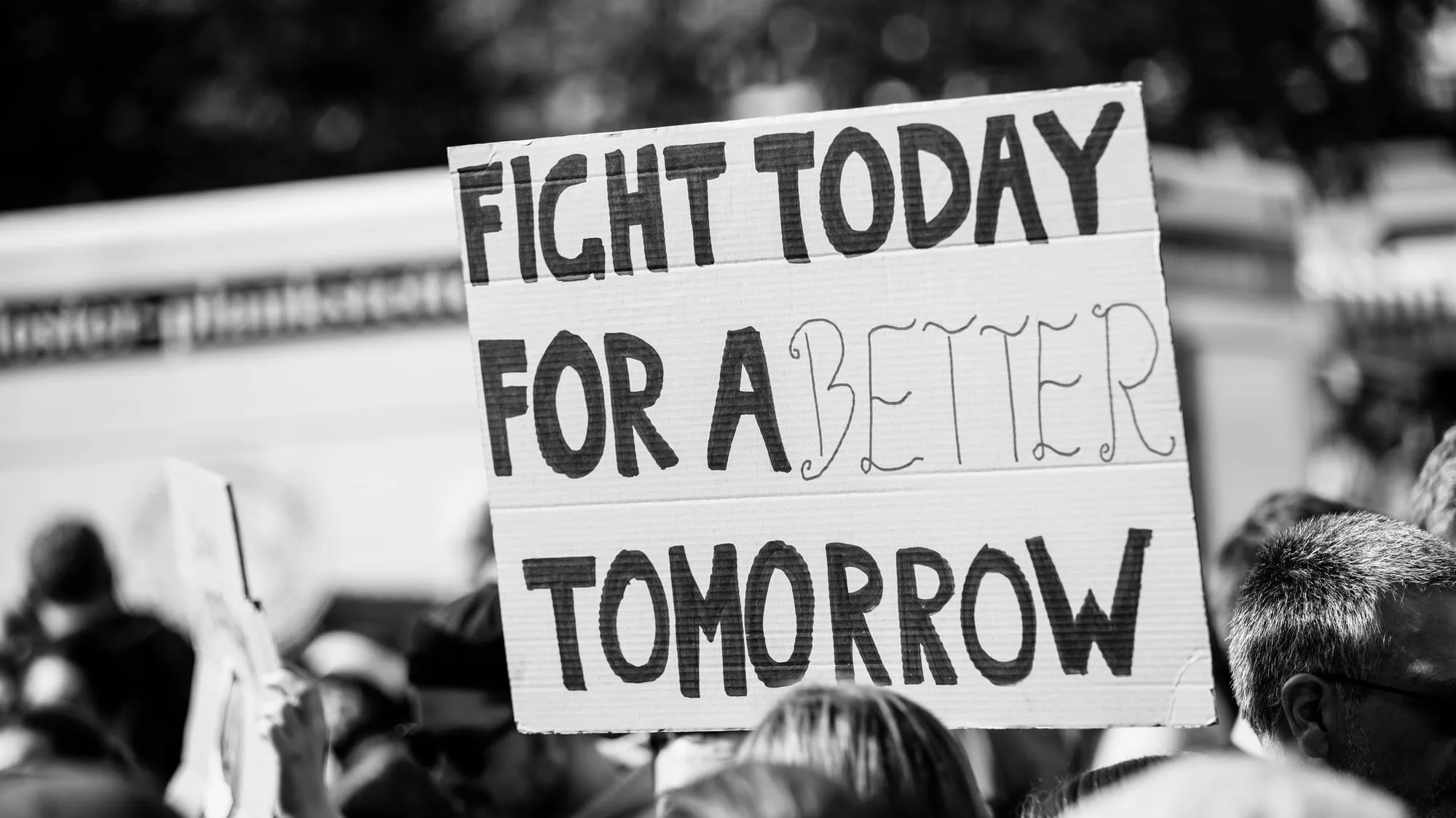 Pappschild auf einer Demonstration: Fight today for a better tomorrow.